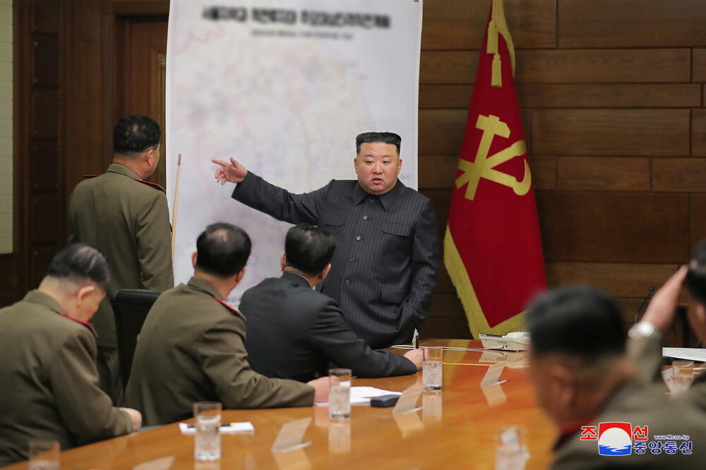 ŠTA KRIJE ZAMUĆENA VOJNA KARTA LIDERA SEVERNE KOREJE: Kim Džon Un imao sastanak sa vojnim savetom! Primeniti ofanzivni način