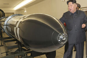 JEL TO KIM MILUJE NUKLEARKU!? Obećao "ofanzivnu" nuklearnu ekspanziju, vežbe SAD i Južne Koreje nazvao "probom invazije"