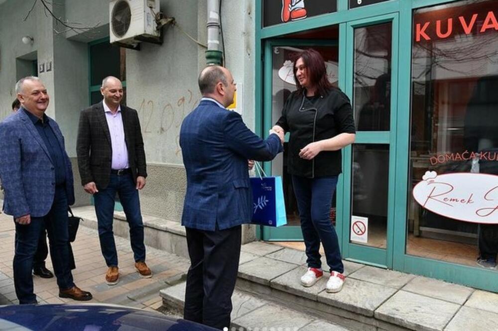 Đurić posetio preduzetnicu koja je dobila subvencije za samozapošljavanje, a od danas otvoren novi konkurs za 2023. godinu (FOTO)