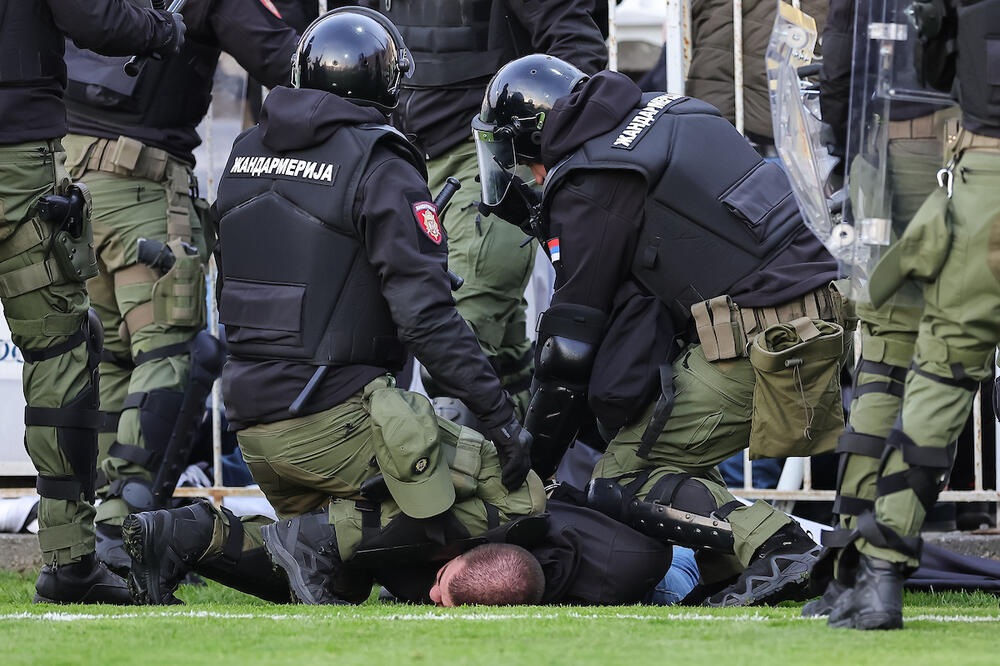 OGLASIO SE MUP O HAPŠENJU VOĐE NAVIJAČA: Nasrnuo na policajce na fudbalskoj utakmici