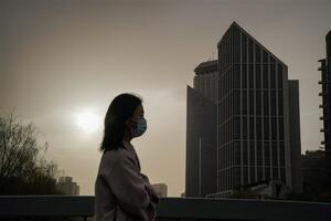 VELIKO ZAGAĐENJE U KINI: Sever obavijen peskom i prašinom, vazduh u Pekingu OPASAN