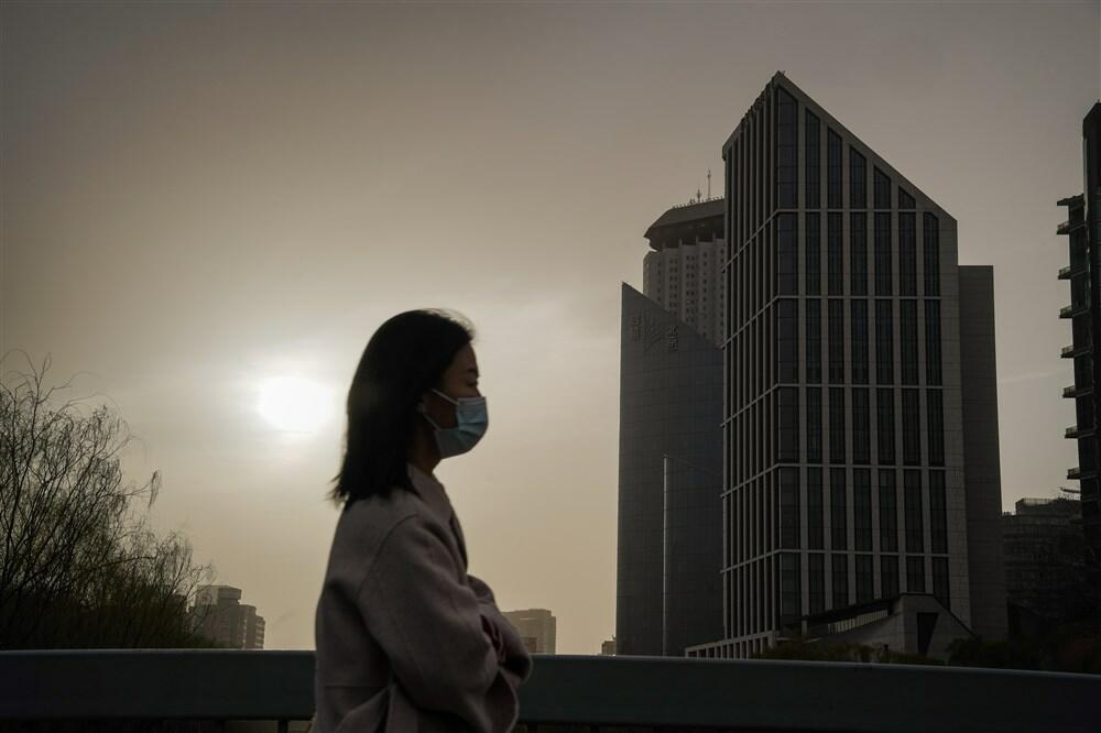 VELIKO ZAGAĐENJE U KINI: Sever obavijen peskom i prašinom, vazduh u Pekingu OPASAN