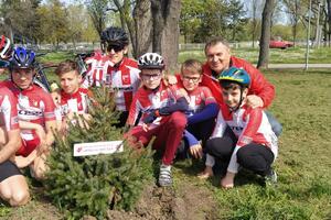 ZVEZDINI BOROVI I JELE POLAKO, ALI SIGURNO NAPREDUJU: Crveno-beli čuvaju tradiciju i uče nova pokolenja, BICIKLISTI OBIŠLI SADNICE