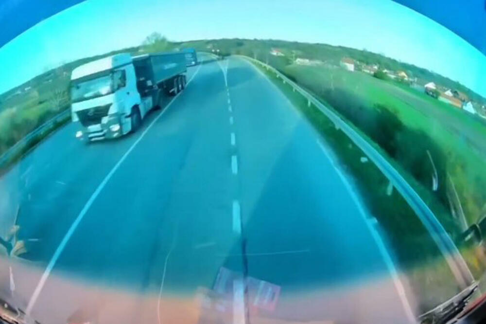 BAHATOSTI VOZAČA NEMA KRAJA: Vozač kamiona krenuo u opasno preticanje! VIDEO
