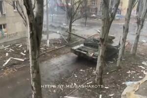 VAGNEROVCI U ULIČNIM BORBAMA KORISTE TENKOVE T-90M: Ovako izgleda okršaj sa ukrajinskom vojskom! VIDEO