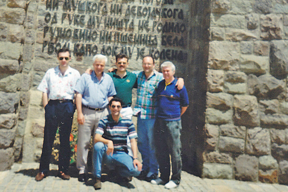 Jedina fotografija s Kosova: Prof. Davidović s prijateljima na Gazimestanu 1998.