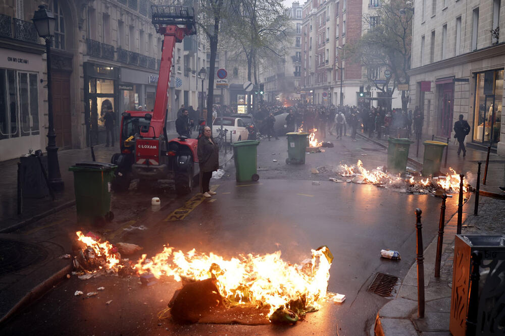 NEMIRI U FRANCUSKOJ: Raste bunt demonstranata, protesti u više gradova (FOTO)