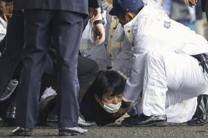 DRAMA! BAČENA BOMBA NA JAPANSKOG PREMIJERA: Fumio Kišida odmah evakuisan, napadač savladan (FOTO/VIDEO)