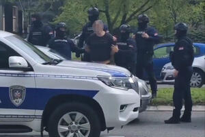 HAPŠENJE UŽIVO! FILMSKA AKCIJA KOD OPŠTINE NOVI BEOGRAD: U Omladinskih brigada džip Interventne, okružili ga specijalci (VIDEO)