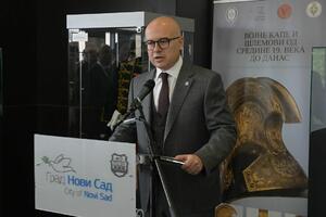 Ministar VUČEVIĆ otvorio izložbu „VOJNE KAPE I ŠLEMOVI OD SREDINE 19. VEKA DO DANAS“