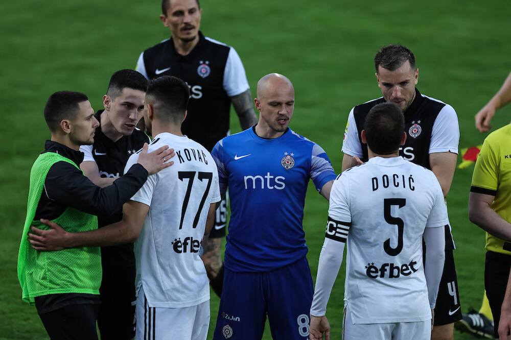 HAOS PO ZAVRŠETKU MEČA: Čarke između fudbalera Čukaričkog i Partizana ispred svlačionice! Duljaj morao da prekine davanje izjave