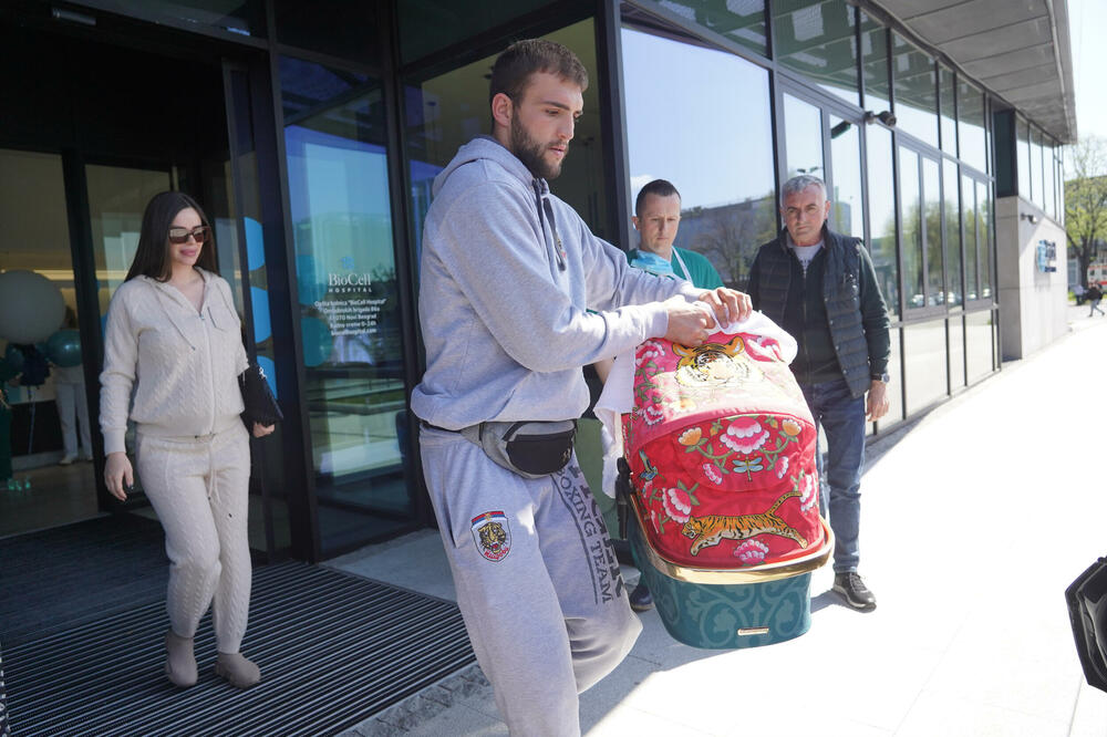 BOGDANA I KRSTAN NAPUSTILI PORODILIŠTE I OTIŠLI KUĆI! Ponosni tata dočekao suprugu i sina, Ražnatovićka svojim izgledom ŠOKIRALA!