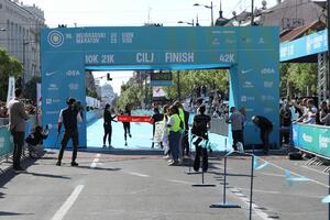 DRAMATIČNA ZAVRŠNICA BEOGRADSKOG MARATONA I POBEDA MAROKANCA! Čakib se iznenada pojavio i šokirao velikog favorita na kraju trke