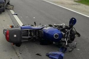 TRAGEDIJA! POGINUO MLADIĆ (26) KOD TOPOLE: Teška saobraćajka, vozač motora podleteo pod drugo vozilo NIJE MU BILO SPASA (FOTO)