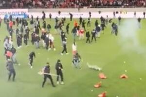 TOTALNI HAOS U GRČKOJ! Navijači Olimpijakosa izleteli na teren, hteli da linčuju sudiju, pa se sukobili s policijom (VIDEO)