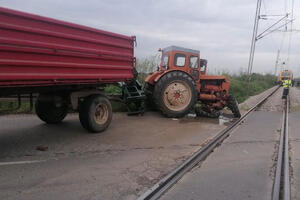 VOZ NALETEO NA TRAKTOR U SREMSKOM SELU: Lokomotiva mu skršila prednje točkove (FOTO)