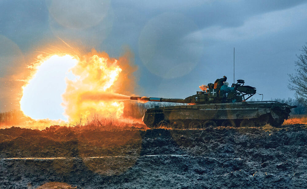 Pali Ruski tenk T-80 na ratištu u Ukrajini