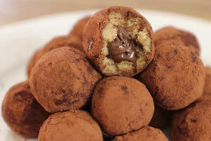 NEODOLJIVE TIRAMISU BOMBICE SU SAVRŠENI SITNI KOLAČI: Kada zagrizete CURI čokolada, a idealne su za ĐURĐEVDAN