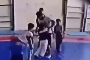UZNEMIRUJUĆI VIDEO! Bivši svetski prvak ubio dečaka (7) na treningu: Мaltretirаo mališana dok mu nije slomio vrat