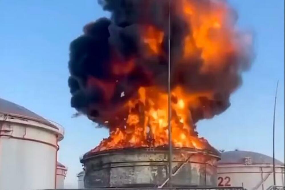 PLAMEN DO NEBA, GORI CISTERNA BLIZU KLJUČNOG KRIMSKOG MOSTA! Požar u skladištu nafte u ruskom selu nedaleko od Krima