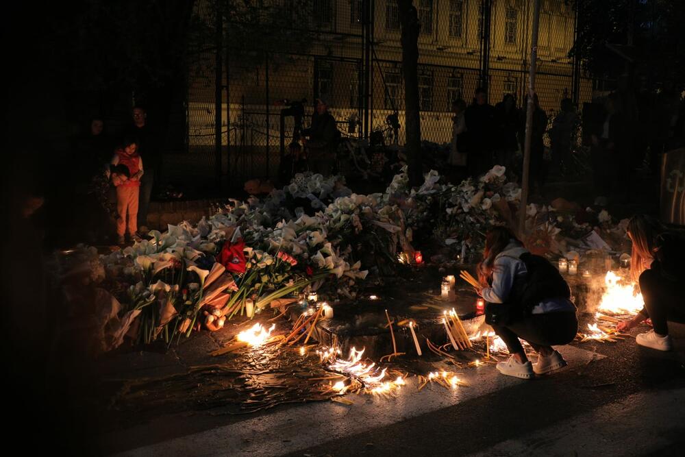 Odavanje počasti ubijenoj deci i radniku obezbeđenja ispred OŠ Vladislav Ribnikar