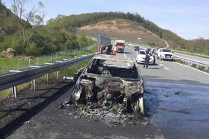 MERCEDES SE PRETVORIO U PEPEO: Auto se zapalio na Milošu Velikom, svi putnici izleteli na vreme (VIDEO)