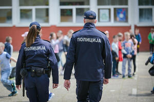 POJAČANO PRISUSTVO POLICIJE U SVIM ŠKOLAMA U SRBIJI: Evo koje sve jedinice MUP čuvaju osnovce i srednjoškolce! (FOTO)