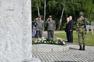 U Novom Sadu polaganjem venaca na Spomen groblju obeležen 9. maj, Dan pobede nad fašizmom