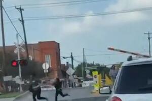 DRAMATIČAN SNIMAK IZ TEKSASA Vozač stao nasred šina neposredno pre dolaska voza, porodica se spasla u POSLEDNJEM TRENUTKU (VIDEO)
