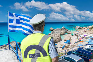"GRK NAM NIJE DAO DA ODEMO"! Srpkinji pretili policijom na plaži u Grčkoj: Bacila sam mu 10 evra u lice!