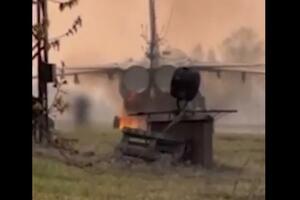 ZAPALJEN RUSKI BOMBARDER SU-24! Snage bezbednosti tragaju za počiniocem koji je u Novosibirsku podmetnuo požar i pobegao (VIDEO)