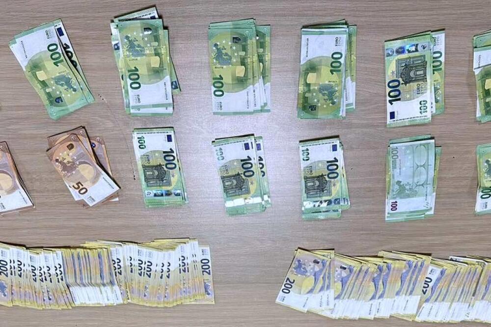 ŠOK NA BATROVCIMA! PUTNICA KRILA VIŠE OD 60.000 € U DŽEMPERU: Sprečen pokušaj ilegalnog prenosa novca "NEMAMO NIŠTA DA PRIJAVIMO"