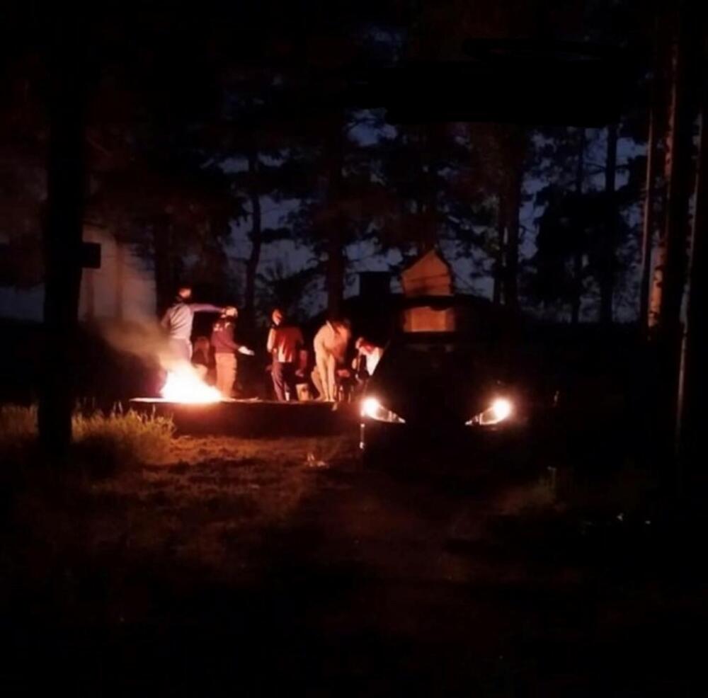 fotografija samo nekoliko minuta pre masakra kod spomenika u malom orašju