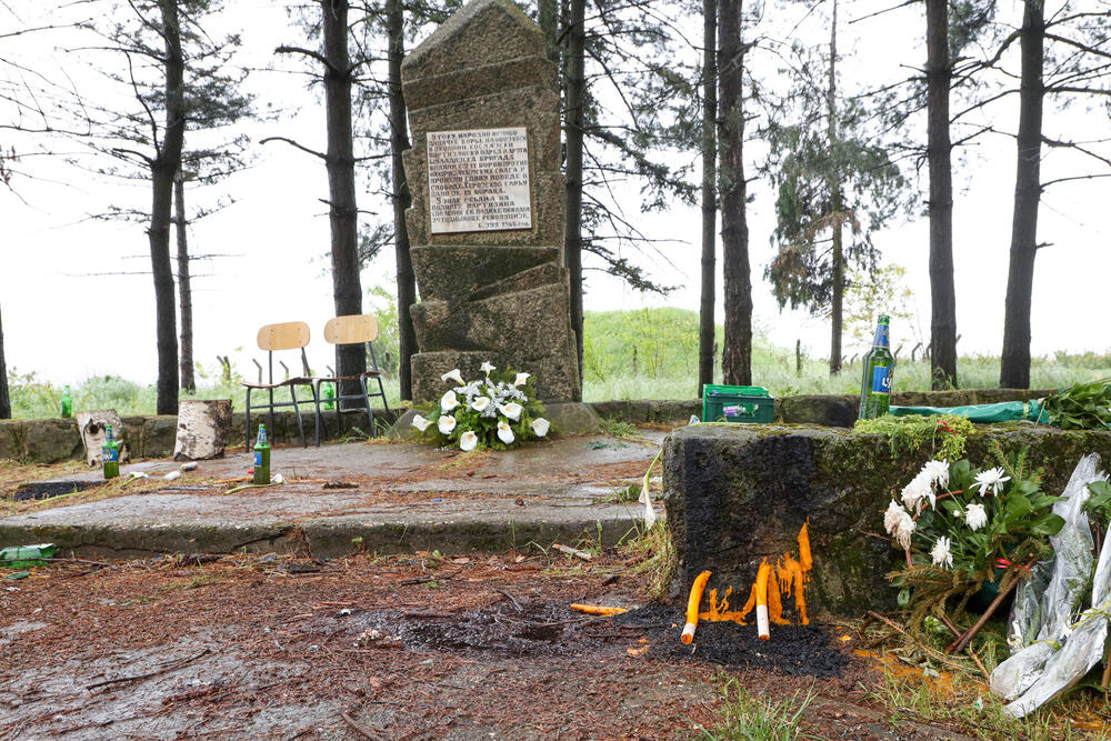 spomenik gde se dogodio krvavi pir mladih u malom orašju