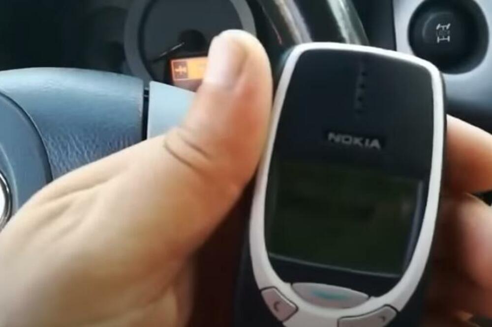 KRADLJIVCI AUTOMOBILA SE DOSETILI NOVE ŠEME: U "pomoć" im priskače legendarna Nokia 3310, evo kako je koriste (VIDEO)