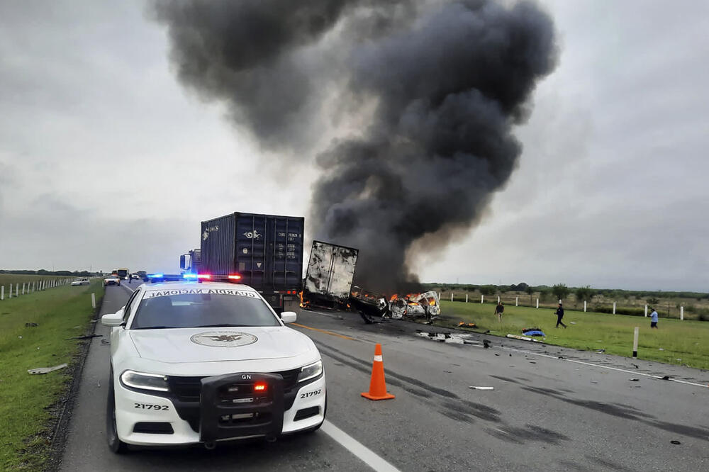 NESREĆA U MEKSIKU: U sudaru autobusa i kamiona stradalo najmanje 15 ljudi
