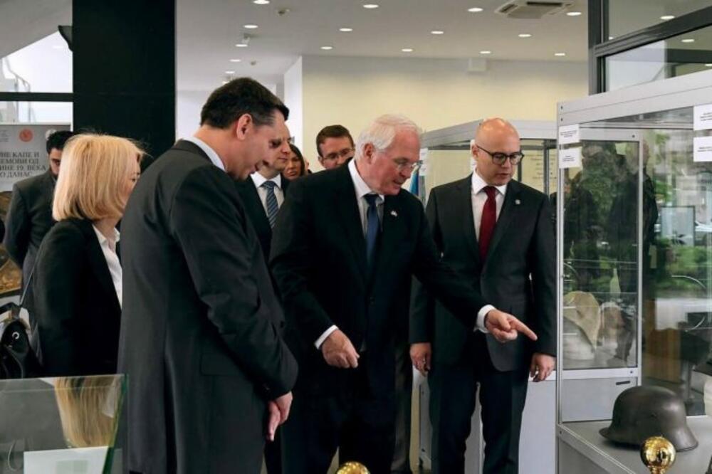 Američki ambasador u Srbiji Kristofer Hil u poseti Novom Sadu! Sa ministrom Vučevićem obišao izložbu u Istorijskom arhivu (FOTO)
