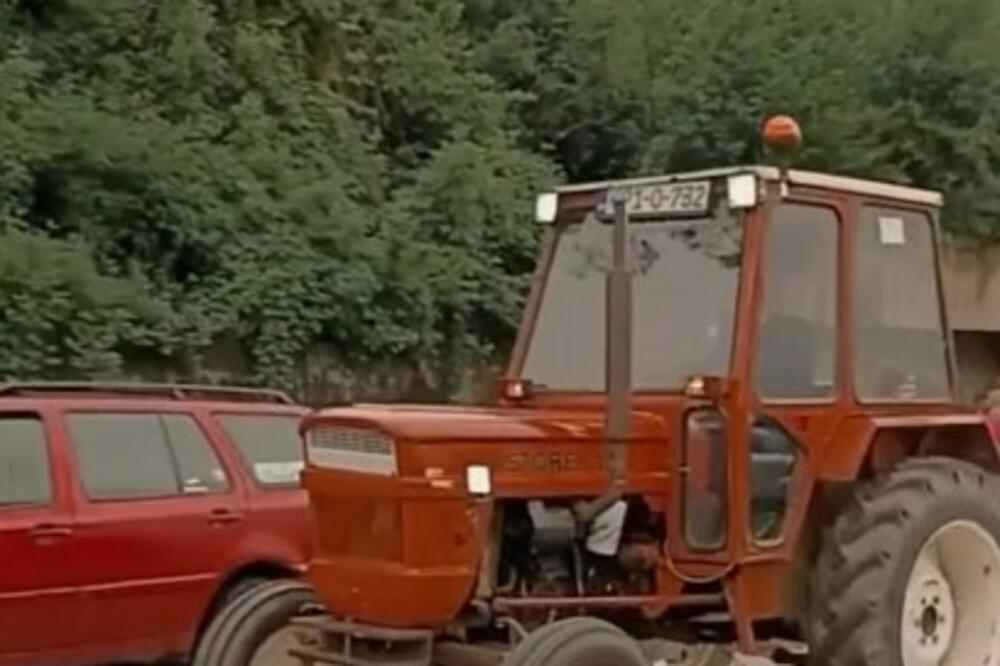 DOLAZAK AUTOM NA MATURU VIŠE NIJE IN: Svečano obučeni mladić iz Velike Kladuše na veselje došao traktorom! (VIDEO)