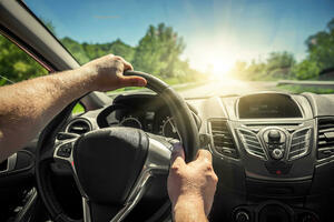 BUDITE BEZBEDNI TOKOM VOŽNJE: Ako vam smeta sunčeva svetlost dok vozite, OVO je rešenje!