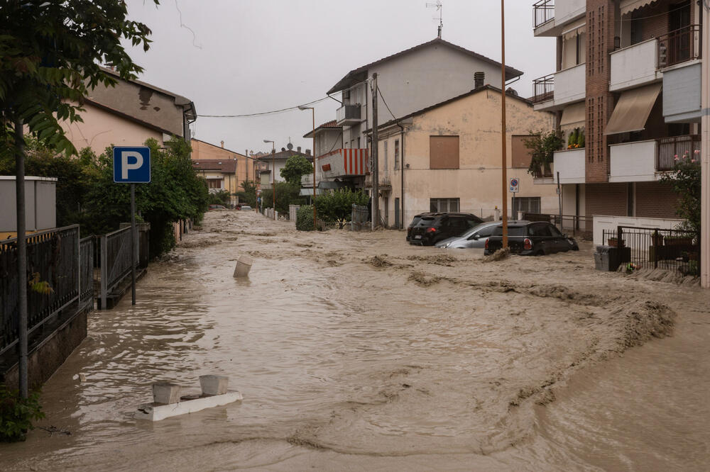 NAJMANJE OSAM ŽRTAVA POPLAVA U ITALIJI: Hiljade evakuisane iz svojih domova