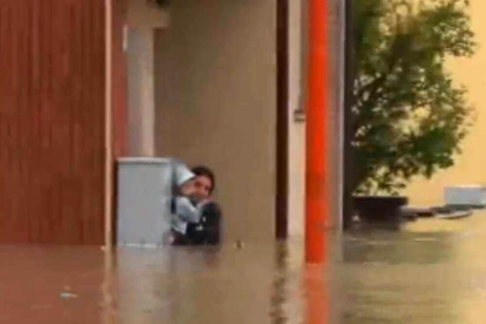 žena sa bebom beba, Italija, poplave