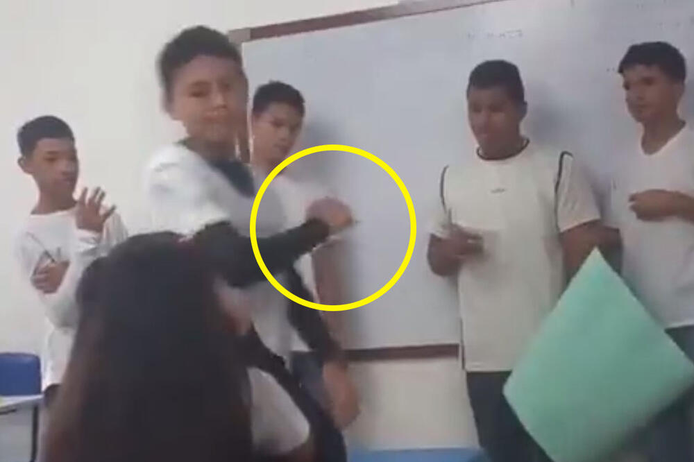 UČENIK IZBO DRUGARICU IZ RAZREDA NASRED ČASA: Kamera zabeležila užasavajući napad u učionici JEDVA USPELI DA GA OBUZDAJU (VIDEO)