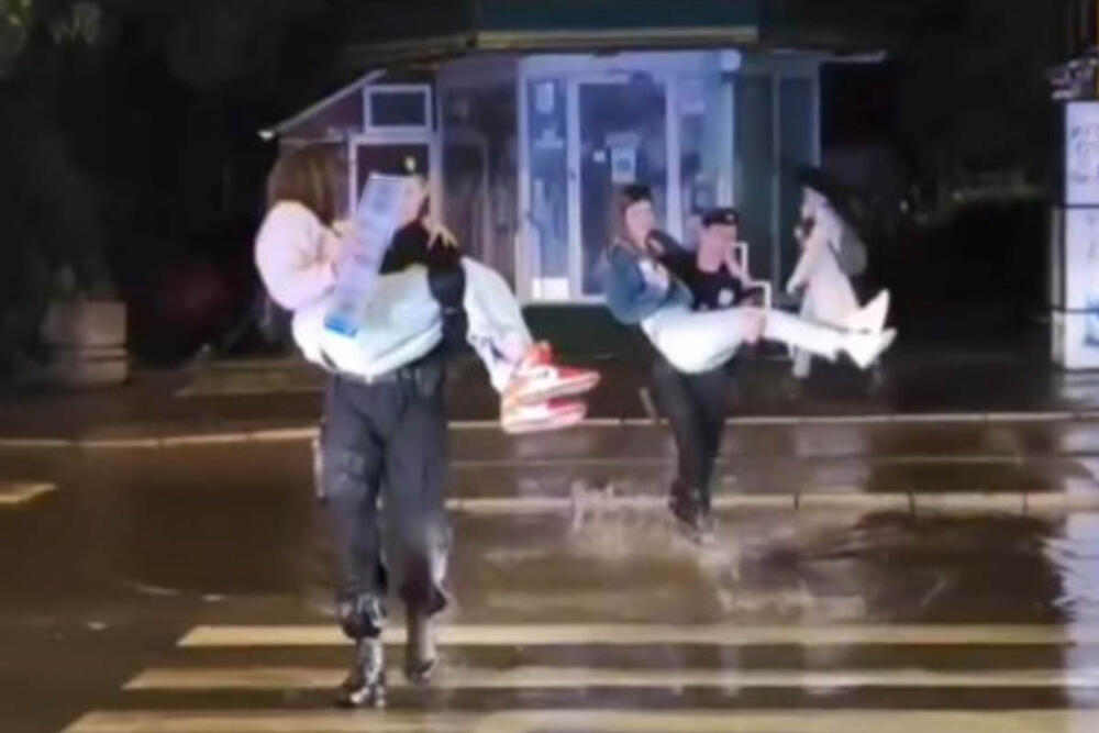 poplava, Novi Sad, policija prenosi devojke