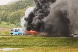 ZAPALIO SE AUTOBUS IZ TUZLE! Nesreća na auto-putu u Hrvatskoj, u prevozu bilo 17 putnika svi sz spaseni