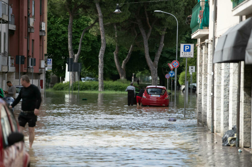 POPLAVE OPUSTOŠILE ITALIJU: Voda i blato uništili sve, strahuje se od infekcija!