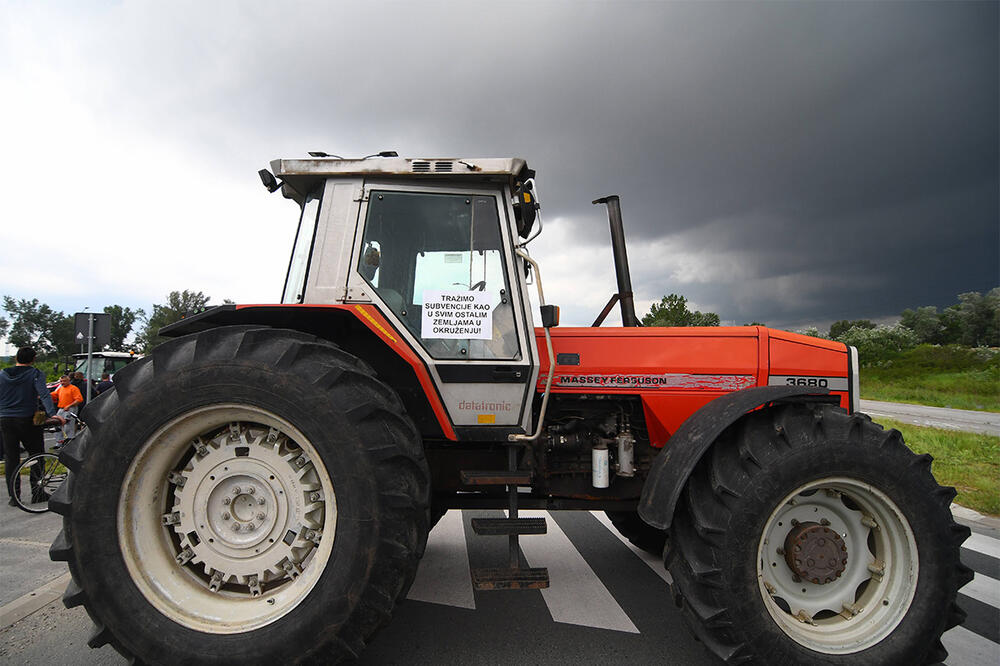 MIRAN PROTEST: Poljoprivrednici traktorima na sat vremena blokirali centar Kragujevca