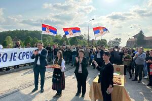 SRBI IZ MITROVICE I LEPOSAVIĆA STIGLI U ŽIČU! Idu peške za Beograd na skup 26. maja: Idemo dalje Srbija ne sme da stane (VIDEO)