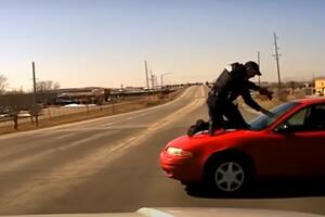 SCENA KAO IZ AKCIONOG FILMA: Policajac se popeo na krov automobila u pokretu, kad je vozač dao gas, držao se za krov (VIDEO)