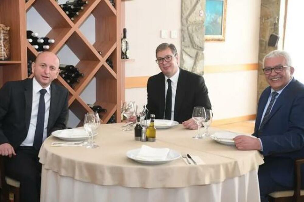"SA STARIM PRIJATELJIMA": Predsednik Srbije doputovao u Crnu Goru! Vučić u Zeti sa Mandićem i Kneževićem (FOTO)