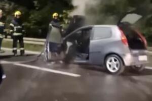 IZGOREO FIJAT NA AUTO-PUTU: Incident kod Bubanj potoka, reagovali vatrogasci (VIDEO)